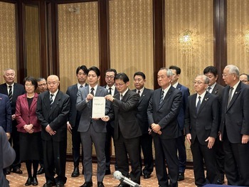 五十嵐鉄道局長に要望書を手交する鈴木知事