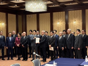 藤田鉄道・運輸機構理事長に要望書を手交する鈴木知事