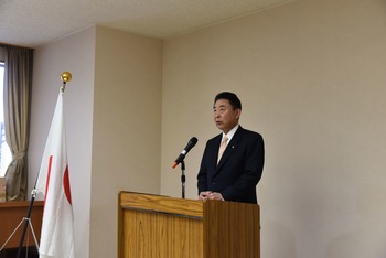 再選に伴う訓示を述べる池田市長