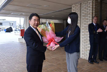 職員から花束贈呈を受ける池田市長