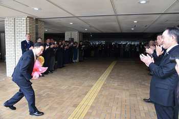 お出迎えを受ける池田市長