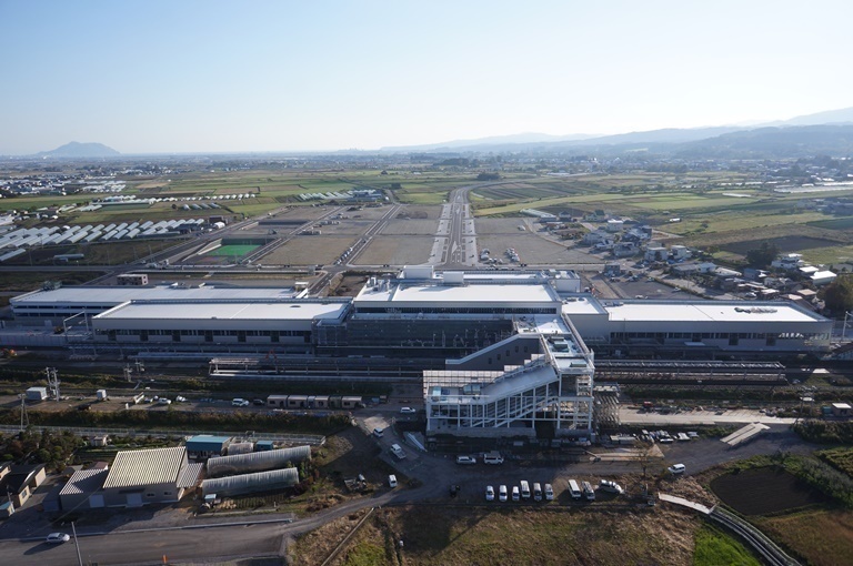 新幹線駅舎工事を北側から望む（平成26年10月15日撮影）