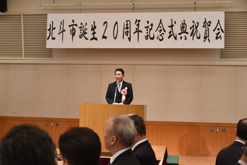 祝賀会で挨拶をする池田市長