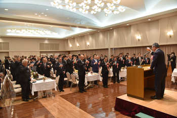 祝賀会で乾杯の言葉を述べる鳴海福島町長