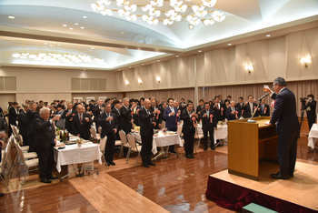 祝賀会で乾杯の言葉を述べる鳴海福島町長