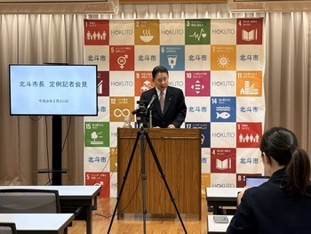 記者の質問に答える池田市長