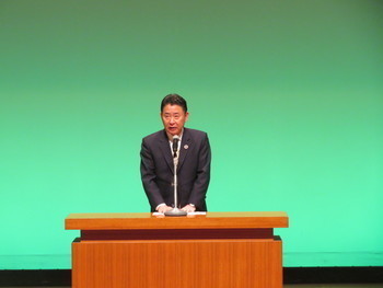 来賓あいさつを述べる池田市長