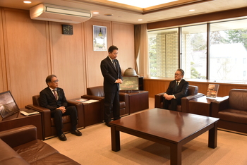 謝辞を述べる池田市長