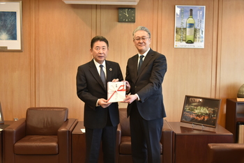 目録を受け取る池田市長