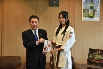 伊藤選手より寄附を受け取る池田市長