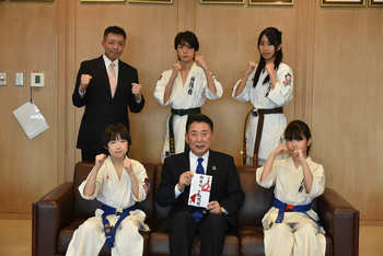 贈呈式に参加して頂いた師範と選手との記念撮影