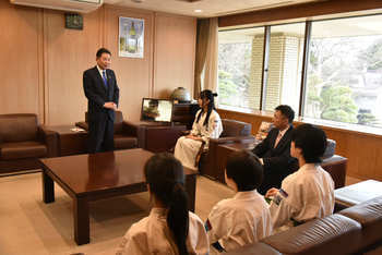 謝辞を述べる池田市長