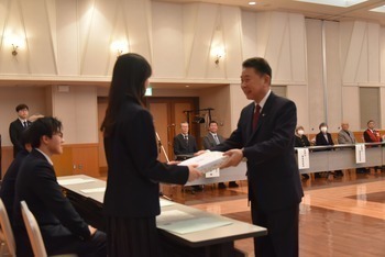 記念品を贈呈する池田市長