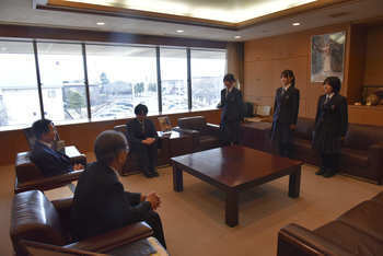 抱負を述べる工藤さん