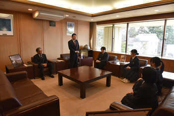 激励の言葉を述べる池田市長