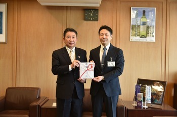 宅配函館西センター長 山口様からの目録贈呈