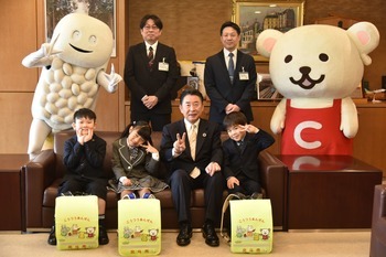 贈呈式出席者との記念写真