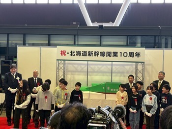 市渡小学校児童による新幹線オブジェ除幕式