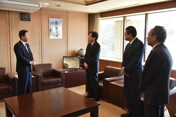 謝辞を述べる池田市長