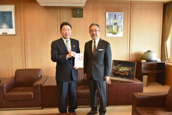 河村代表取締役との記念撮影