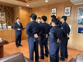 新規消防職員に訓示を述べる池田市長