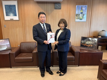 上磯渡島会 福地元会長より目録を受け取る池田市長