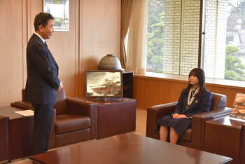 激励の言葉を述べる池田市長