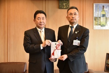 川上支所長から目録を受け取る池田市長