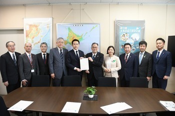 石川北海道局長に対する御礼状の手交写真