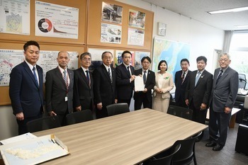 沓掛道路局長に対する御礼状の手交写真