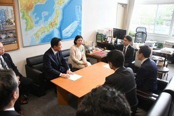 沓掛道路局長に発言をする池田市長