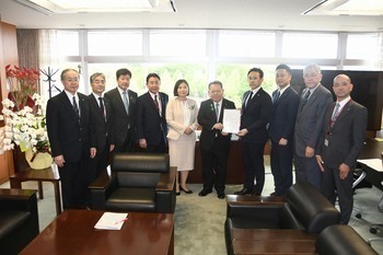 酒井副財務大臣に対する御礼状の手交写真