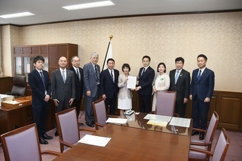 高橋はるみ財務政務官に対する御礼状の手交写真