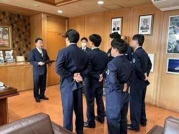 新規消防職員に訓示を述べる池田市長