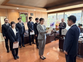 宣誓書を読み上げる新入職員