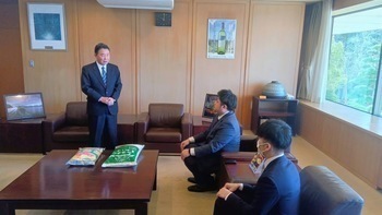 お礼の言葉を述べる池田市長