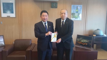 若井代表取締役社長から目録を受け取る池田市長