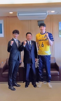 澤野代表取締役と郡主将と記念撮影