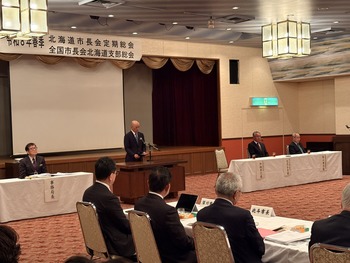 総会にて来賓あいさつをする加納副知事
