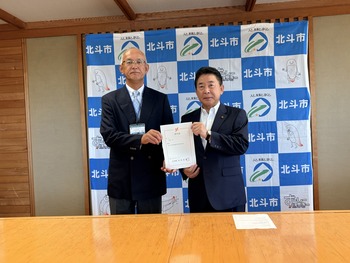 委嘱状を手交する池田市長