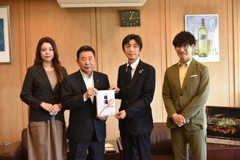坂口専務取締役から寄附金の贈呈を受ける池田市長
