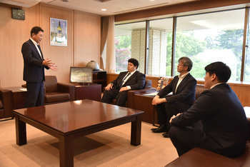 激励の言葉を述べる池田市長