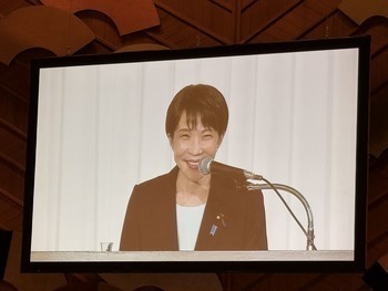 通常総会にて来賓あいさつを行う高市内閣総理大臣