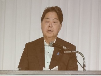 通常総会にて来賓あいさつを行う林総務大臣