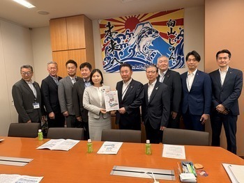 向山淳衆議院議員への要望書手交写真