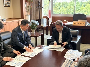 酒井庸行交通副大臣に要望する池田市長