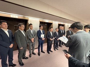 ぶら下がり取材を受ける池田市長