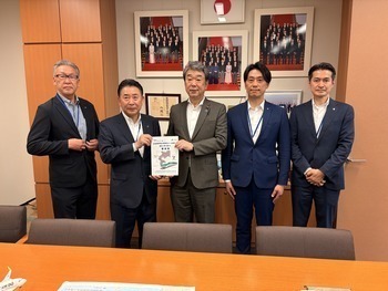 中村裕之衆議院議員への要望書手交写真