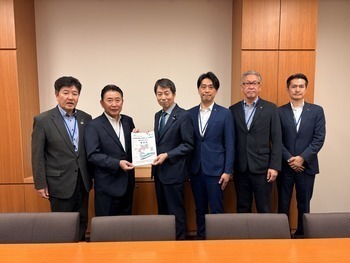 高木宏壽衆議院議員への要望書手交写真