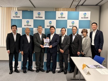 鉄道・運輸機構 都築北海道新幹線建設局長に要望書を手交する池田市長